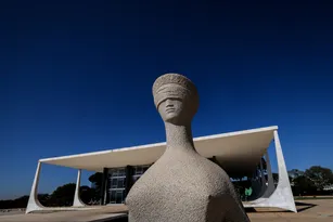 Imagem ilustrativa da imagem STF publica edital com citação da denúncia contra Eduardo Bolsonaro