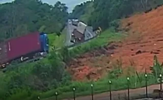 Imagem ilustrativa da imagem VÍDEO | Caminhão carregado de rochas tomba ao fazer curva na BR-101 no ES