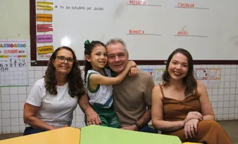 Imagem ilustrativa da imagem Dia do Professor: Paixão pela escola une pais e filha
