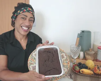 Imagem ilustrativa da imagem Aprenda a fazer um bolo de cacau e banana que ajuda a manter a dieta