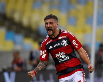 Imagem ilustrativa da imagem Jornal elege 100 melhores do mundo com só Arrascaeta e CR7 atuando fora da Europa