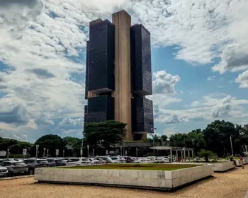 Imagem ilustrativa da imagem Copom mantém Selic em 15% ao ano e repete sinal de juro alto por tempo 'prolongado'