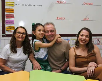 Imagem ilustrativa da imagem Dia do Professor: Paixão pela escola une pais e filha