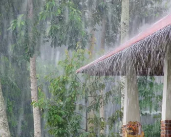 Imagem ilustrativa da imagem Cidades do ES estão sob alertas laranja e amarelo para chuvas até sábado