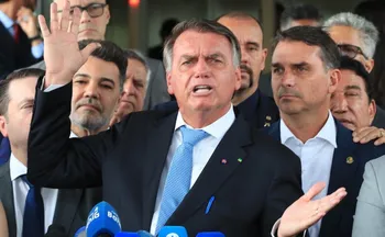 Imagem ilustrativa da imagem Bolsonaro faz série de pedidos na prisão, de Smart TV a alimentação