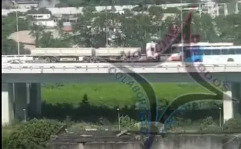Imagem ilustrativa da imagem Carreta sobe pela contramão na 2ª Ponte e trava trânsito em Vitória