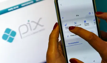 Imagem ilustrativa da imagem Pix fora do ar? Usuários relatam problema no sistema após pane da AWS