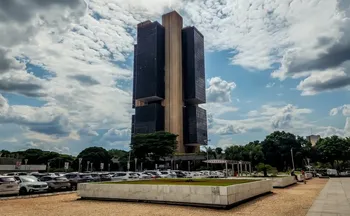 Imagem ilustrativa da imagem Copom mantém Selic em 15% ao ano e repete sinal de juro alto por tempo 'prolongado'