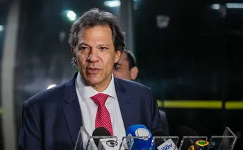 Imagem ilustrativa da imagem Haddad diz que só 'lavagem cerebral coletiva' explica empate de Lula e Flávio