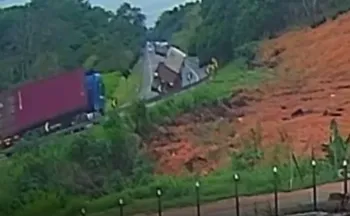 Imagem ilustrativa da imagem VÍDEO | Caminhão carregado de rochas tomba ao fazer curva na BR-101 no ES