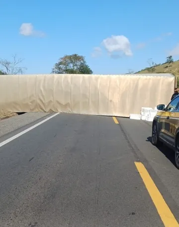 Imagem ilustrativa da imagem BR-101 é totalmente interditada após tombamento de carreta em Atílio Vivacqua