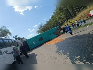 Imagem ilustrativa da imagem Colisão entre ônibus na BR-040 deixa 4 mortos em MG
