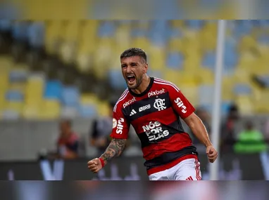 O brasileiro Gabriel Magalhães, do Arsenal, comemora após marcar gol na partida contra o Atlético de Madrid válida pela Liga dos Campeões da UEFA, em Londres, na Inglaterra, nesta terça-feira, 21