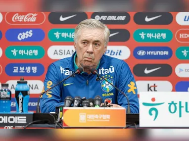 Antes da partida, Bruno posou para uma foto ao lado de jogadores do time acreano que exibiram camisas com os nomes de atletas investigados por estupro