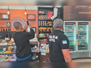 Milena Lessa,  coordenadora da Patrulha da Mulher, com agentes.