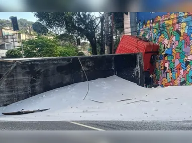 Carreta, que está carregada de ureia, segue no local