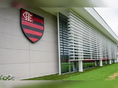 Ônibus com torcedores do Flamengo tomba na Dutra