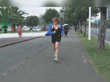 Projeto da vila de natal com árvores flutuantes e um chafariz na lagoa do parque O Cravo e a Rosa