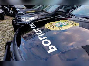 Motocicleta onde as vítimas estavam ficou destruídas após o acidente