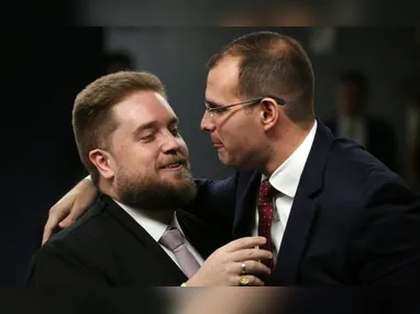 Marcos do Val se afasta do Senado para tratamento de saúde, enquanto investigações seguem no STF.