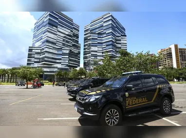 divulgação/ partido novo
leonardo monjardim (de terno) entre as  lideranças do Partido Novo. Vereador vai disputar cadeira ao Senado.