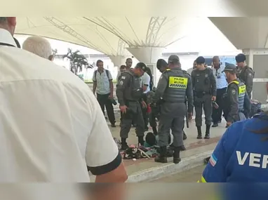 Polícia apreendeu drogas e arma na casa do suspeito que mantinha a jovem de 18 anos em cárcere privado