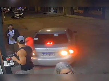 Vídeos que circulam nas redes sociais mostram o animal caído no chão com um ferimento na para dianteira