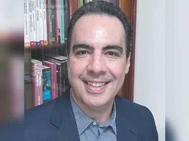 José Antônio Martinuzzo é pós-doutor em Psicanálise (UERJ), doutor em Comunicação (UFF) e professor titular da Ufes