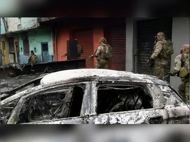 Moradores do Complexo da Penha  encontraram  ao menos 74 corpos, que foram levados para a Estrada José Rucas, uma das principais da região