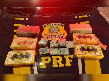 Imagem ilustrativa da imagem PRF apreende cocaína com símbolo do Batman e mais de R$ 15 mil na BR-101 no ES