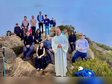 Imagem ilustrativa da imagem Padre celebra missa no alto do Pico da Bandeira no ES