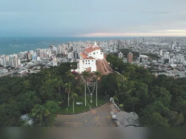 Procissão luminosa de Nossa Senhora da Boa Morte reúne fiéis no Centro de Vitória.