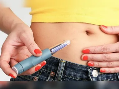 Médicos durante cirurgia robótica: procedimento estará disponível no País a partir de abril de 2026