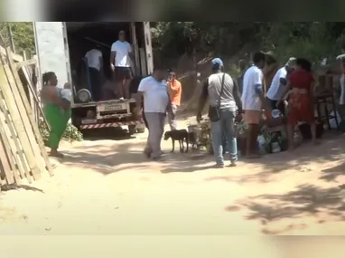 Caminhão retira cobertura do quiosque: cada unidade receberá toldos padronizados, segundo a prefeitura