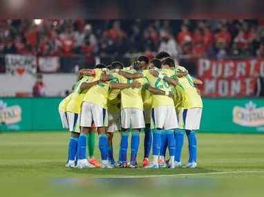 O presidente dos Estados Unidos, Donald Trump, discursa após ser homenageado com o novo Prêmio da Paz da Fifa pelo presidente entidade, Gianni Infantino, antes do sorteio dos grupos da Copa do Mundo de 2026