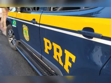 Equipes do Corpo de Bombeiros estão no local realizando o resgate do motorista