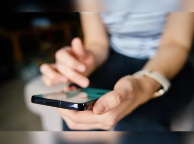 Homem de Mustang carrega mulher no capô por ruas do Paraná