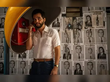 Wagner Moura posa na sala de imprensa com o prêmio de melhor ator em filme dramático por "O Agente Secreto" durante a 83ª edição do Globo de Ouro