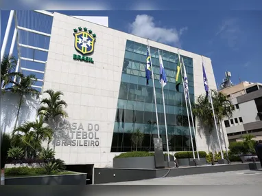 Giay sofreu uma torção no tornozelo direito