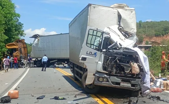 Imagem ilustrativa da imagem Acidente entre duas carretas deixa um morto e um ferido em rodovia no ES