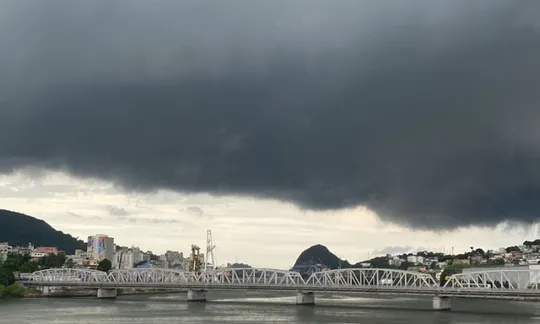 Imagem ilustrativa da imagem Domingo deve ser de chuva em todo o ES. Veja alertas e previsão