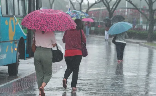 Imagem ilustrativa da imagem Inmet renova alerta amarelo para chuvas intensas no ES nesta sexta-feira