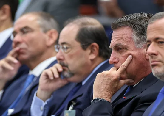 Imagem ilustrativa da imagem Ida de Bolsonaro a Papudinha gera ataques entres aliados de Michelle e Flávio