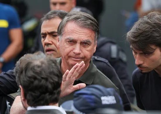 Imagem ilustrativa da imagem Bolsonaro passou bem por cirurgia, e novo procedimento contra soluços será avaliado