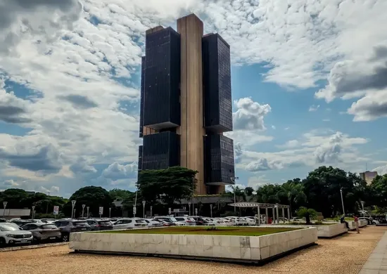 Imagem ilustrativa da imagem Copom mantém Selic em 15% ao ano e repete sinal de juro alto por tempo 'prolongado'