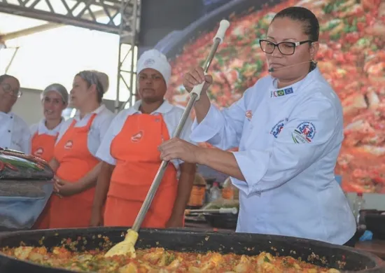 Imagem ilustrativa da imagem Moqueca gigante em festival de gastronomia em Anchieta