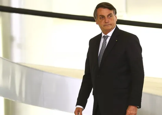 Imagem ilustrativa da imagem Bolsonaro diz que delegado da PF permitiu que ele ficasse com arma em casa