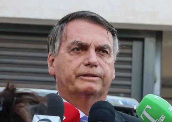 Imagem ilustrativa da imagem Bolsonaro tem alta hospitalar e volta para prisão domiciliar após cirurgia no ombro