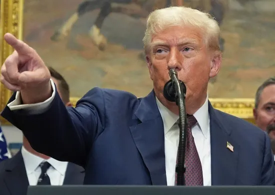 Imagem ilustrativa da imagem Trump diz que EUA atiraram em embarcação que saiu da Venezuela carregada de drogas