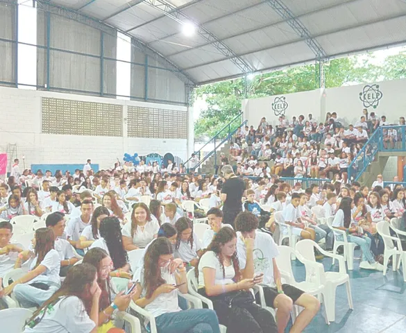 Imagem ilustrativa da imagem Missa, adoração e explosão de cores no Emanuel Fest